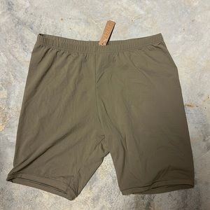 SKIMS Mid Waist Short - Size M - NWT